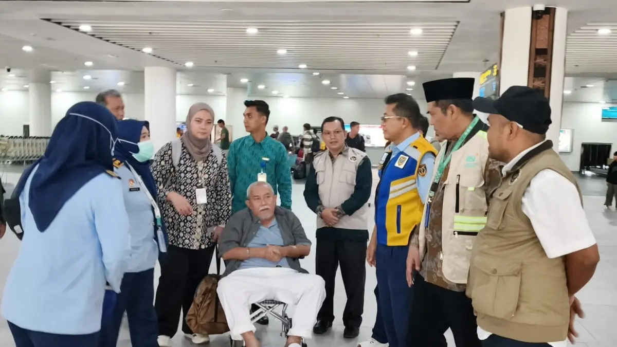 Salah seorang jamaah haji Debarkasi Padang yang sempat dirawat di Arab Saudi, tiba di BIM pada Selasa (23/6). (DOK KEMENHAJ SUMBAR)