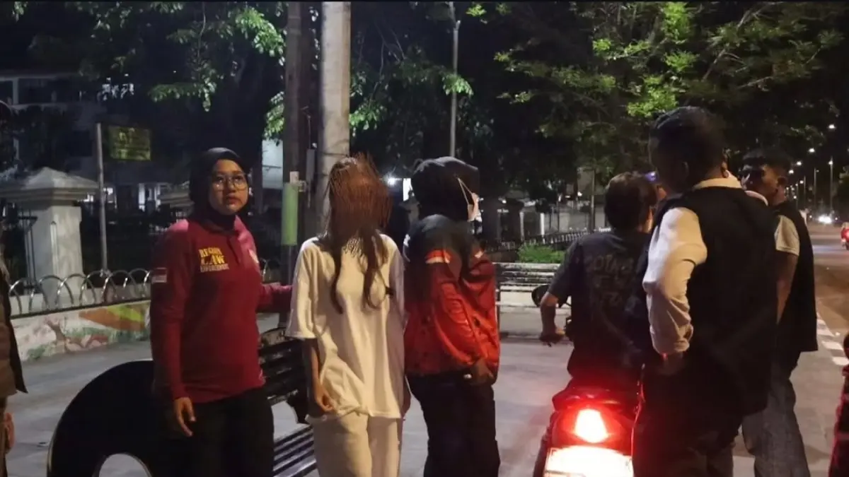 Satpol PP Kota Padang menggelar operasi penertiban, Rabu dini hari (24/6/2026). Petugas berhasil menyita minuman beralkohol dari warung tanpa izin, dan amankan wanita diduga mabuk di tempat umum. (Humas Satpol PP Padang)