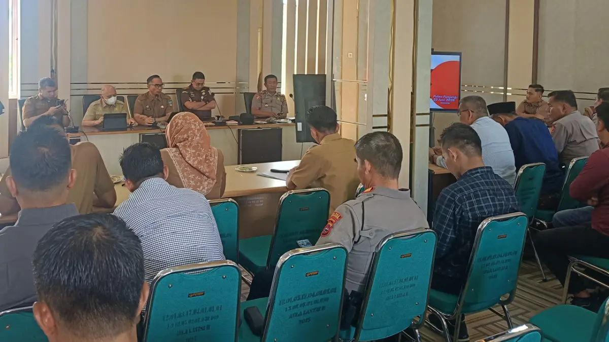Sekda Dharmasraya Medison memimpin rapat Forkopimda Plus membahas konflik PT Sumbar Andalas Kencana (SAK) dengan kelompok yang mengatasnamakan Suku Anak Dalam (SAD) di Aula Kantor Bupati Dharmasraya, Selasa (23/6/2026).