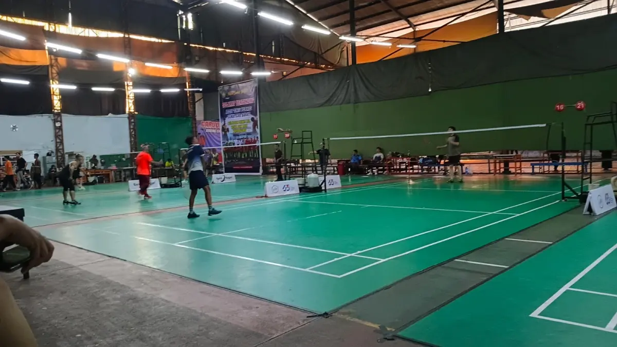 Suasana permainan bulu tangkis di GOR Telkom Padang. Di tempat ini, para pelanggan tidak hanya berolahraga, tetapi juga berbagi cerita, mempererat persaudaraan, dan melepas lelah setelah enam hari bekerja. (HENDRIAN/PADEK)