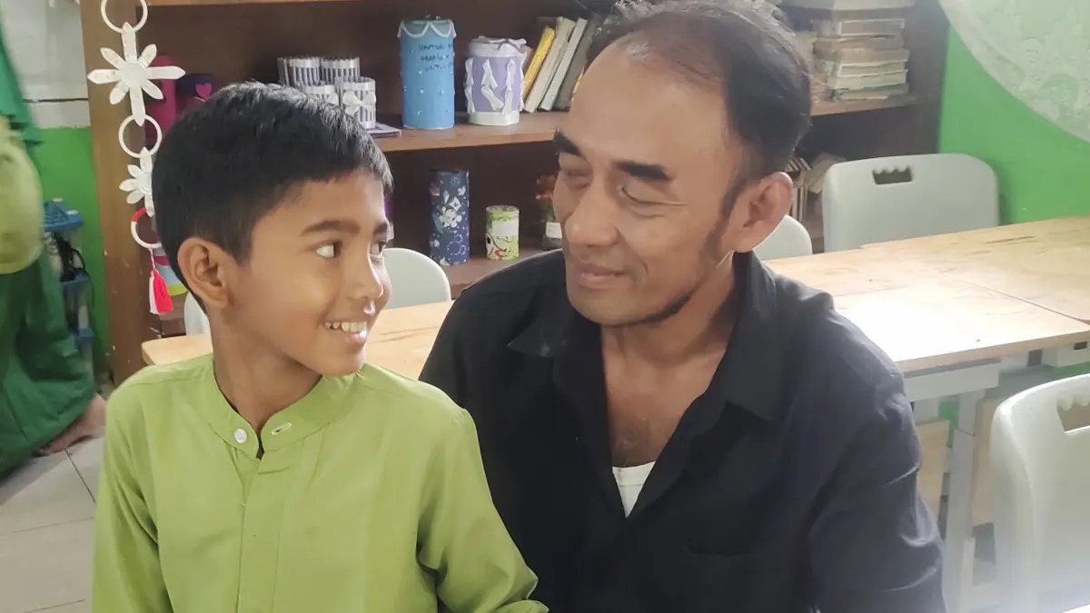 Tatapan seorang anak seolah mengisyaratkan rasa bangga kepada ayahnya saat menerima rapor beberapa waktu lalu. (TIM LAMAN GURU)