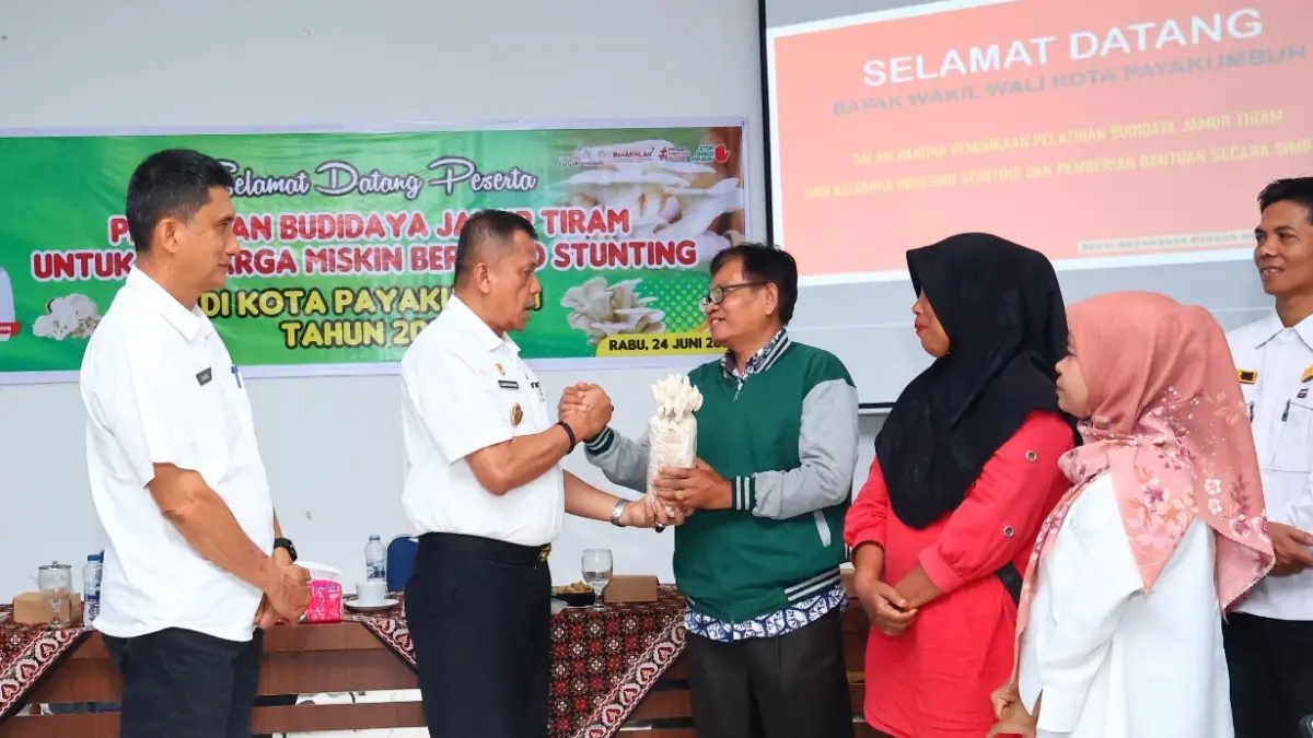 Wakil Wali Kota Payakumbuh Elzadaswarman menyerahkan bantuan baglog jamur tiram kepada keluarga penerima manfaat dalam program penguatan ketahanan pangan dan percepatan penurunan stunting.