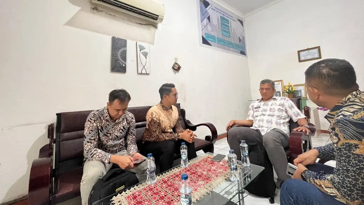 Asisten Manajer Niaga dan Pemasaran PLN UP3 Padang Doni Eka Putra bersama tim melakukan koordinasi dengan Sekretaris DPMPTSP Provinsi Sumatera Barat Yudhi Ichsan Arianto di Kantor DPMPTSP Sumbar, Rabu (24/6). (DOK PLN)