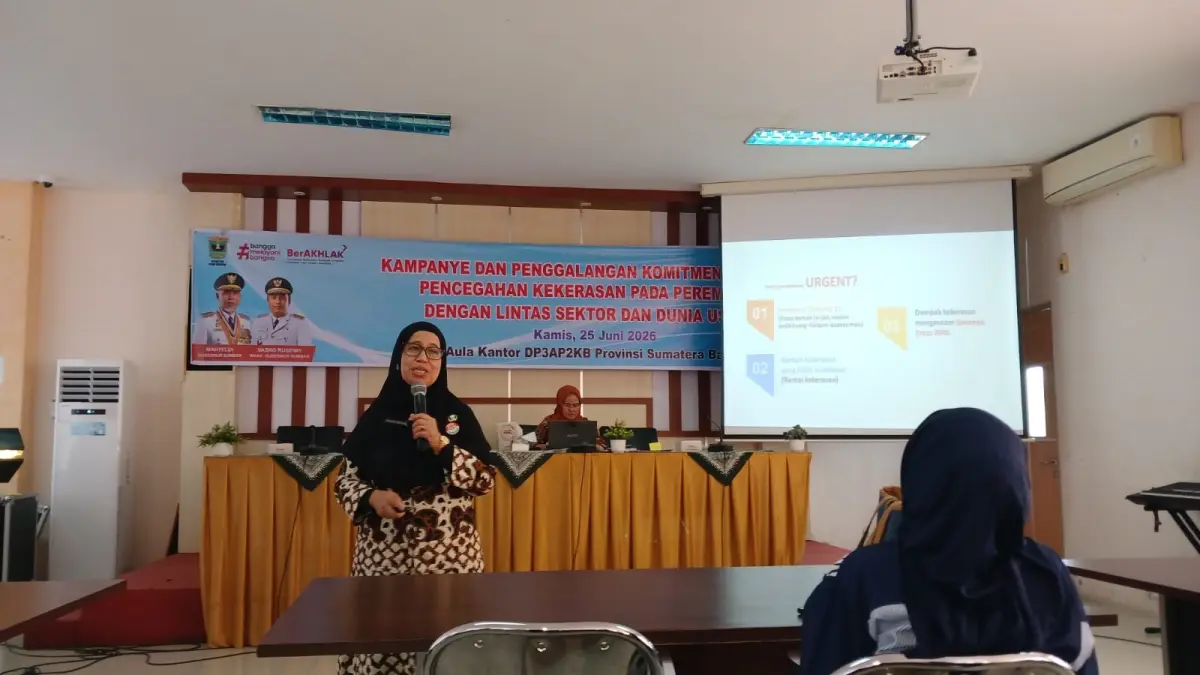 Kadis DP3AP2KB Sumbar, Herlin Sridiani menjadi narasumber kampanye pencegahan kekerasan perempuan dan anak di kantor DP3AP2KB Sumbar, Kamis (25/6). (SURYANI/PADEK)