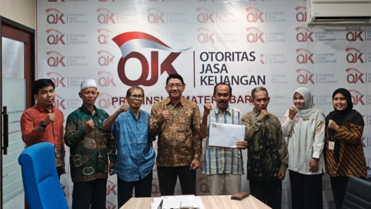 Kepala OJK Sumatera Barat Roni Nazra foto bersama usai menyerahkan surat keputusan penggabungan BPR Ophir ke BPR Swadaya Anak Nagari di Padang, Kamis (25/6/2026).