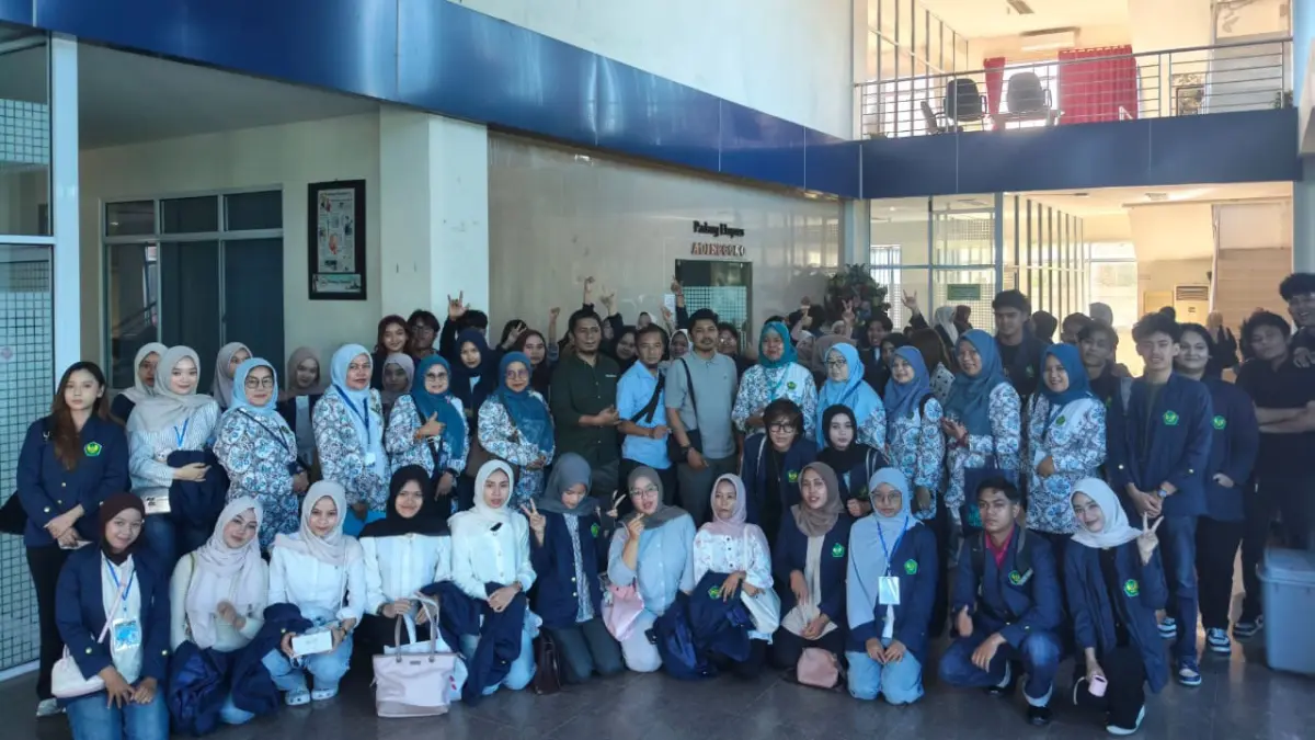 Mahasiswa FEB serta FKIP UBH melakukan kunjungan industri ke Padang Ekspres, Kamis (25/6). (DOK PADEK)