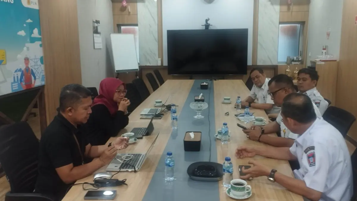 Manager PLN UP3 Padang Dian Widiana Kuswara menerima kunjungan Kepala Bapenda Kota Padang Atos dalam pertemuan membahas peningkatan PAD dan penguatan layanan kelistrikan di Kota Padang.