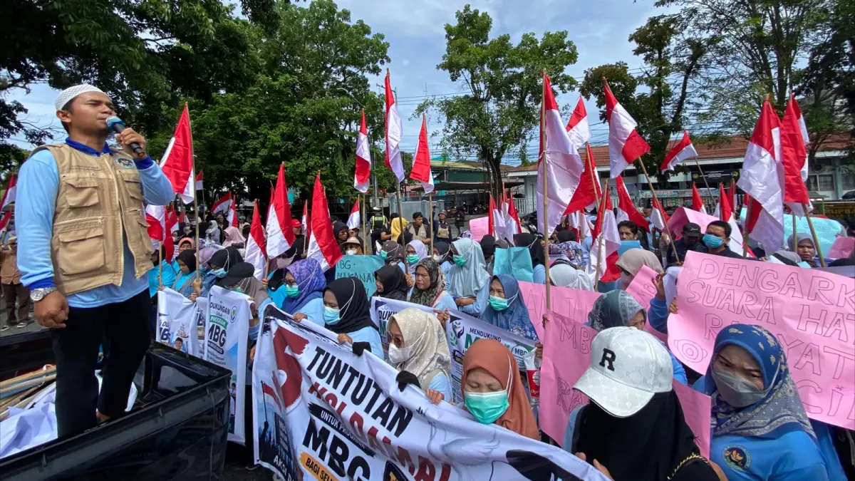 Massa dari Aliansi Relawan MBG Sumbar saat menggelar aksi damai di depan Gedung DPRD Sumbar, Kamis (25/6/2026).