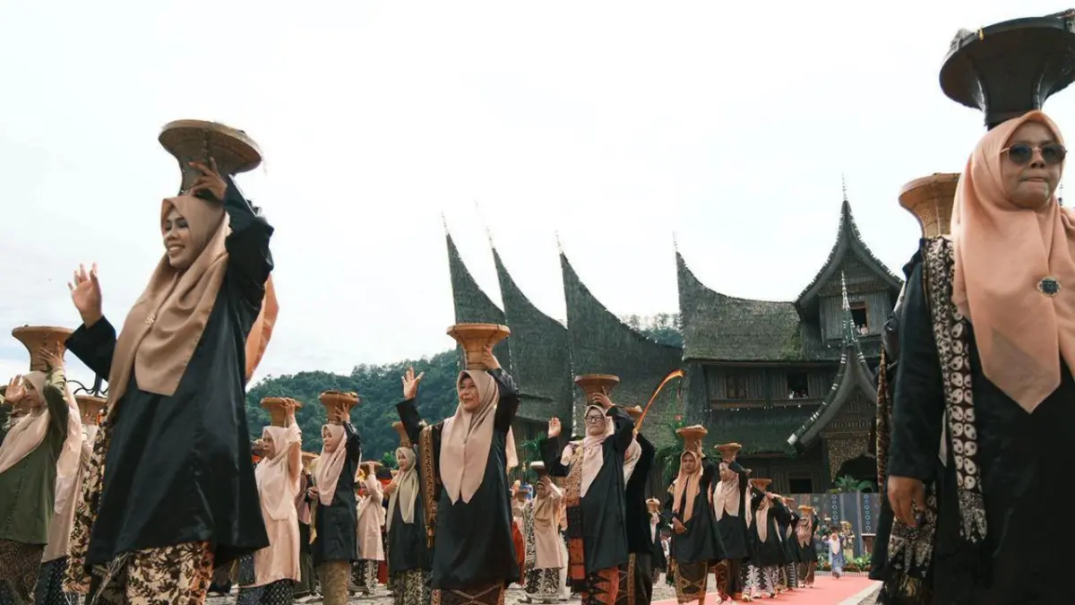Pembukaan Festival Minangkabau 2026 di Istano Basa Pagaruyung, Kabupaten Tanahdatar, Kamis (25/6/2026). Kegiatan budaya ini berlangsung hingga Minggu 28 Juni.