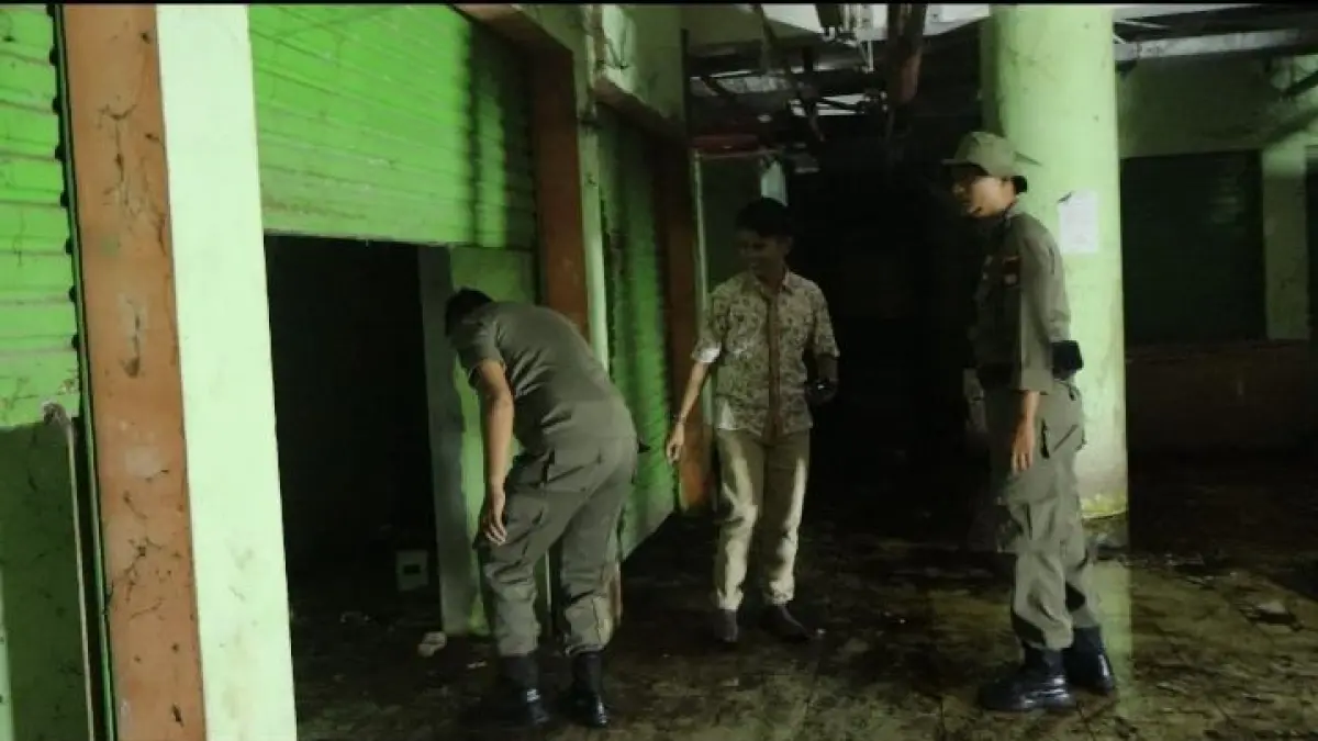 Pemko Padang memulai revitalisasi area basement Pasar Raya Blok II dan III, Kamis (25/6). Pembersihan lahan, relokasi pedagang, hingga rekayasa lalu lintas mulai diterapkan. (DOK SATPOL PP PADANG)