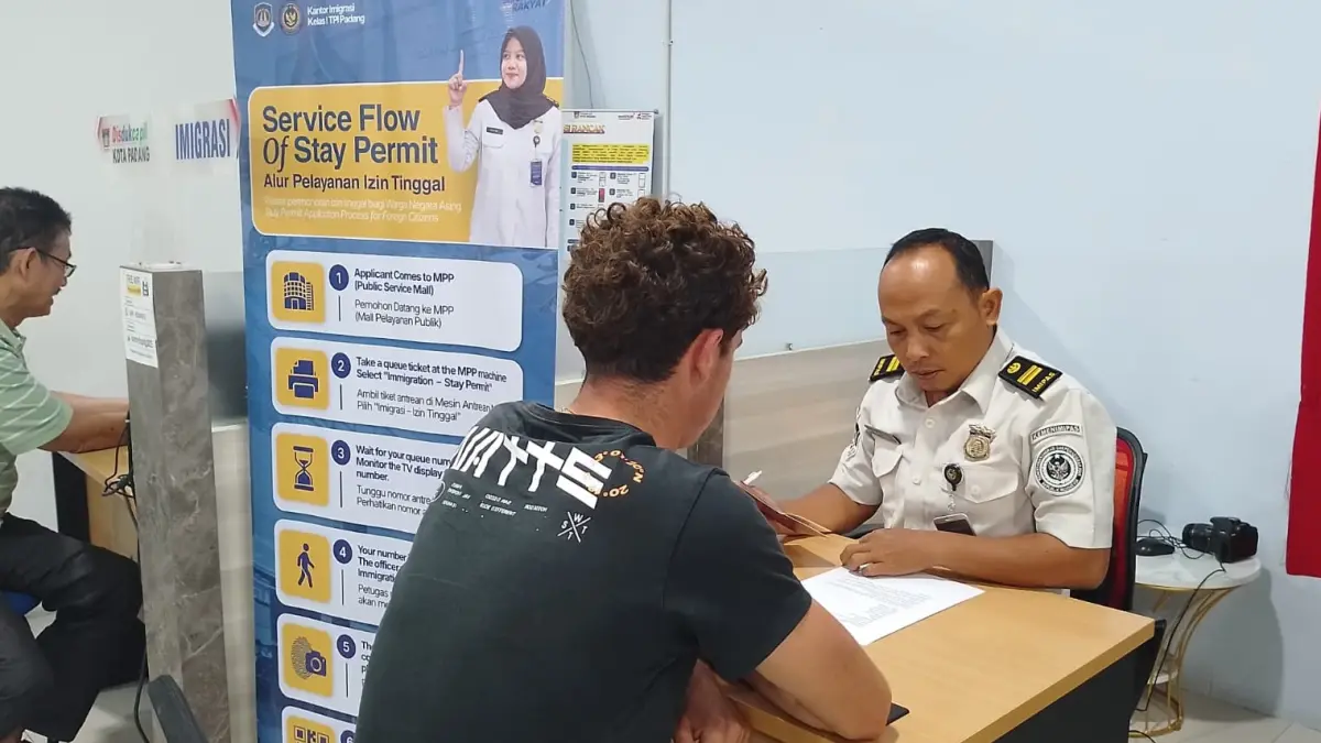 Petugas melayani pemohon di Gerai Imigrasi Mal Pelayanan Publik Kota Padang. Layanan izin tinggal WNA kini dapat diakses melalui MPP dalam satu lokasi terpadu.