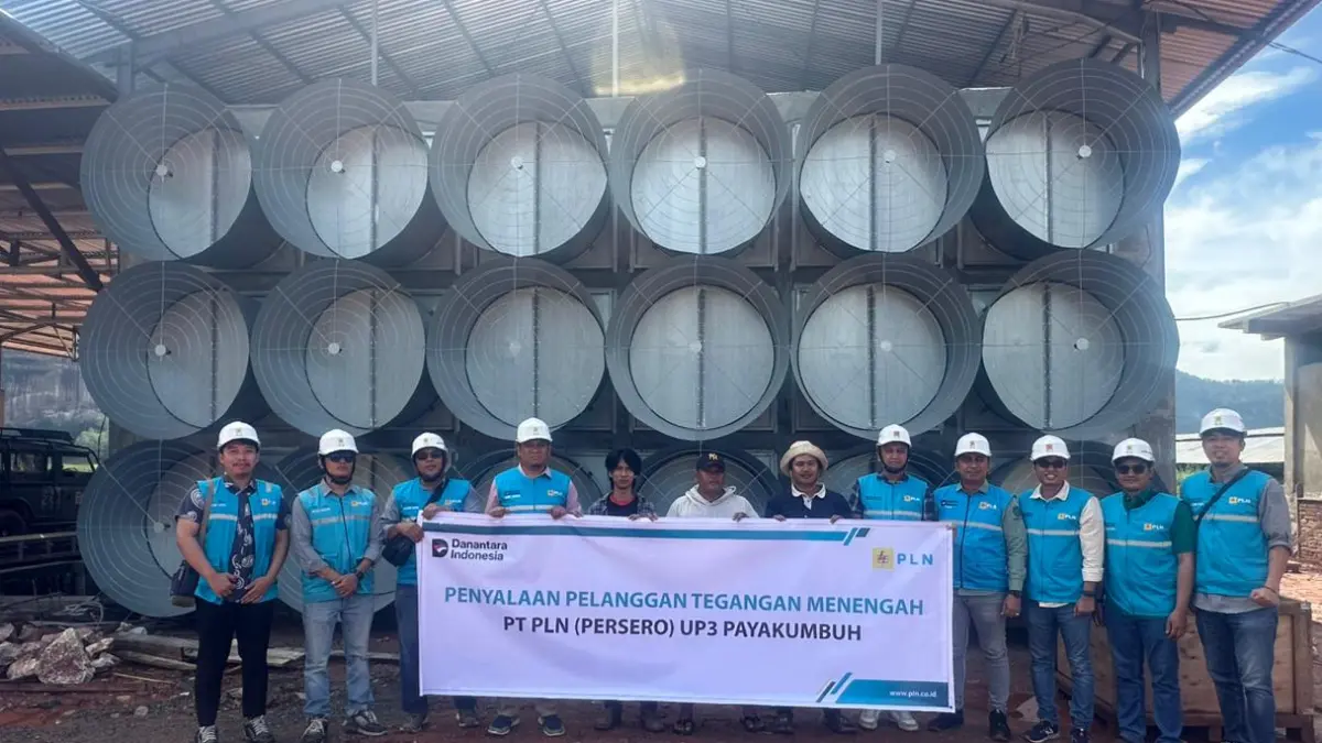 PLN UP3 Payakumbuh menyalakan listrik baru berdaya 240 kVA untuk peternakan ayam di Limapuluh Kota guna mendukung peningkatan produksi.