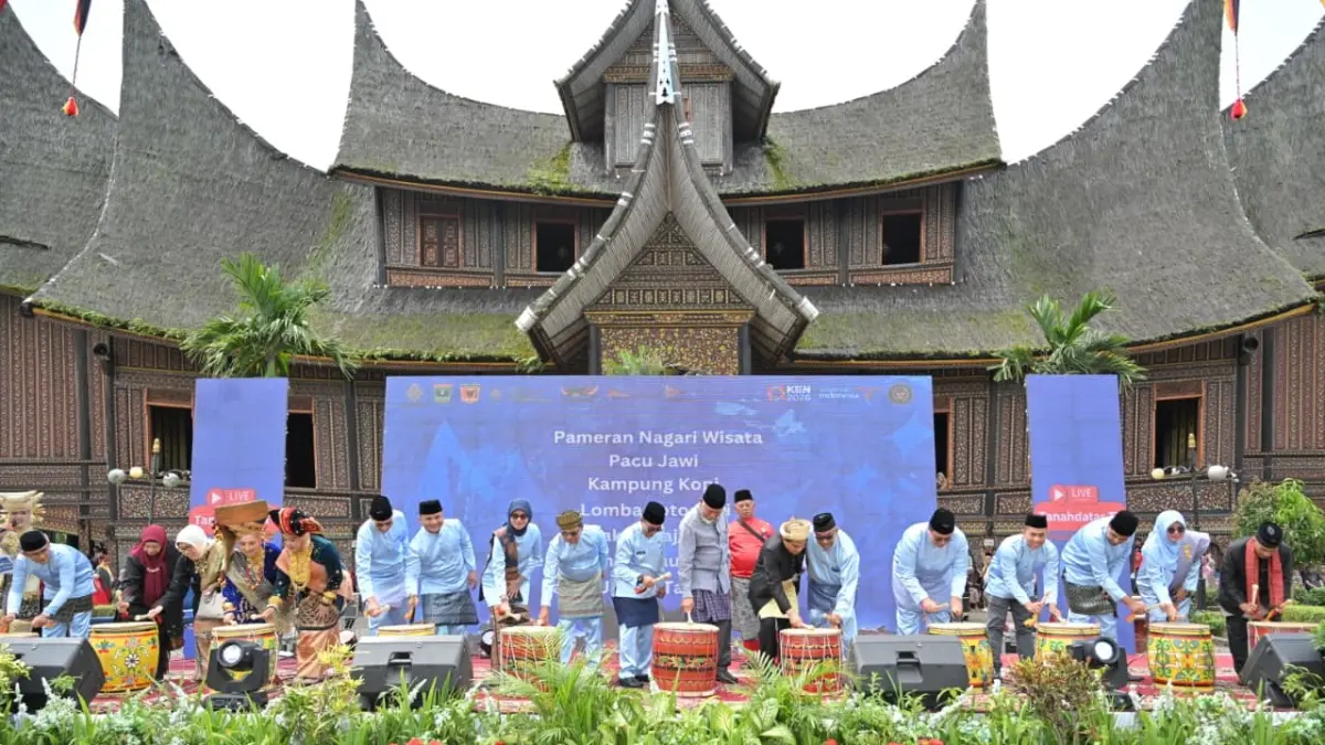Gubernur Sumbar Mahyeldi Ansharullah membuka Festival Minangkabau 2026 di Istano Basa Pagaruyung, Tanahdatar. Iven budaya yang masuk Kharisma Event (KEN) Nusantara 2026 ini ditargetkan menjadi penggerak pariwisata dan ekonomi masyarakat. (DOK PEMPROV SUMBAR)