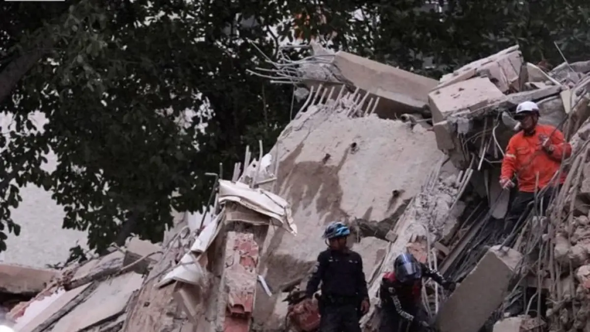 Tim evakuasi Venezuela melakukan pencarian dan penyelamatan korban di bangunan runtuh pascagempa besar yang mengguncang Caracas.(Foto: Al Jazeera)