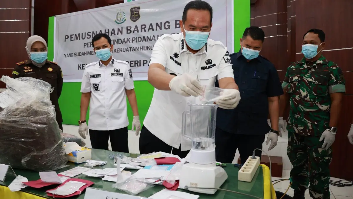 Wako Pariaman Yota Balad ikut memusnaskah barang bukti berupa sabu. Kejaksaan Negeri Pariaman memusnahkan barang bukti dari 130 perkara tindak pidana yang telah berkekuatan hukum tetap di halaman kantor Kejari Pariaman, Rabu (24/6/2026).