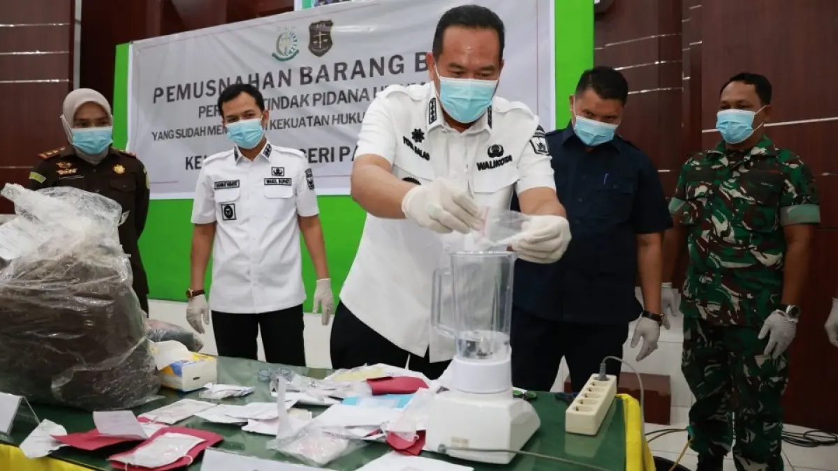 Wali Kota Pariaman Yota Balad bersama Kepala Kejaksaan Negeri Pariaman Anggia Yusran dan unsur Forkopimda melakukan pemusnahan barang bukti 130 perkara tindak pidana yang telah inkracht. (DOK PEMKO PARIAMAN) 