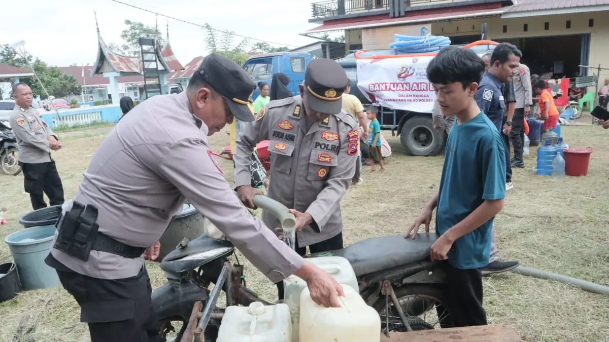 Personel Polres Payakumbuh menyalurkan bantuan air bersih menggunakan dua unit mobil tangki kepada warga Jorong Simantuang, Kenagarian Situjuah Gadang, Kecamatan Situjuah Limo Nagari, Kamis (25/6), sebagai bagian dari rangkaian bakti sosial HUT Bhayangkara ke-80. (DOK Humas Polres Payakumbuh)