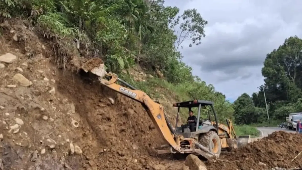 Alat berat membuka trase sementara di ruas Labuahsampik-Kayupasak, Kecamatan Palembayan, Kamis (25/6), untuk memulihkan akses yang sempat terputus akibat longsor. (DOK ORIZON UNTUK PADEK)