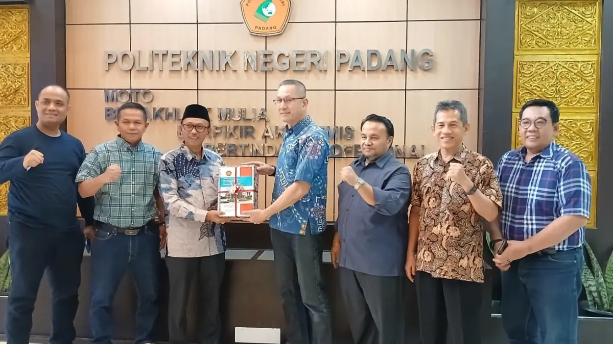 Auditor Akuntan Publik Syahrial Ali menyerahkan hasil audit atas laporan  keuangan PNP kepada Direktur PNP Revalin Herdianto PhD di Padang, baru-baru ini. (DOK PNP)