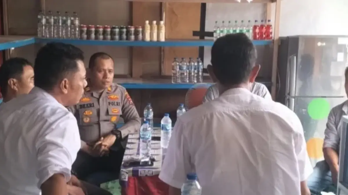 Kapolsek Lubukbasung, Iptu Yuli Dekri berdialog dengan Ketua Pemuda Pasar Padangbaru dan sejumlah pemuda di Warung Aditiawarman, kawasan GOR Rang Agam, Nagari Lubukbasung, Kamis (25/6). Pertemuan tersebut bertujuan memperkuat sinergi antara kepolisian dan pemuda dalam menjaga keamanan dan ketertiban masyarakat (Kamtibmas). (DOK ANIZUR UNTUK PADEK)