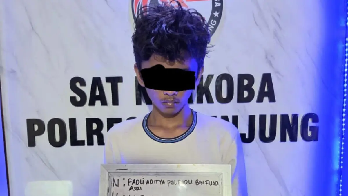 FA, 19, warga Kecamatan Kupitan saat diamankan jajaran Polsek Sumpur Kudus setelah diduga terlibat penyalahgunaan dan transaksi narkotika jenis sabu. Polisi menyita tiga paket kecil sabu serta alat hisap sebagai barang bukti.