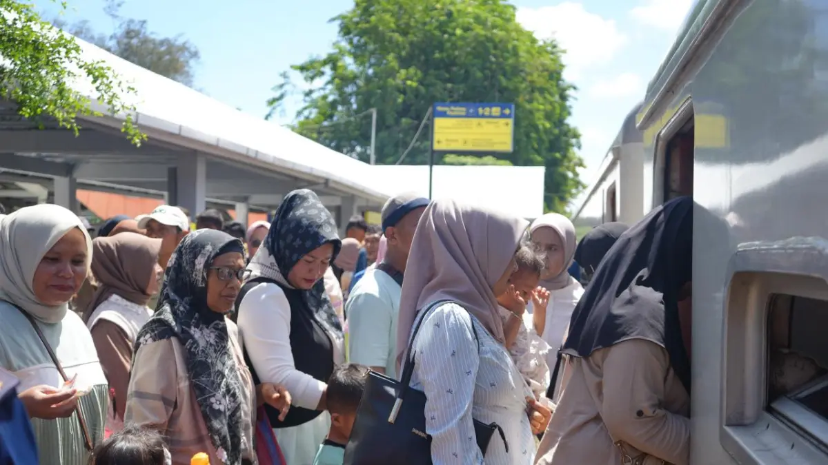 KA Pariaman Ekspres disesaki penumpang, Kamis (25/6/2026).
