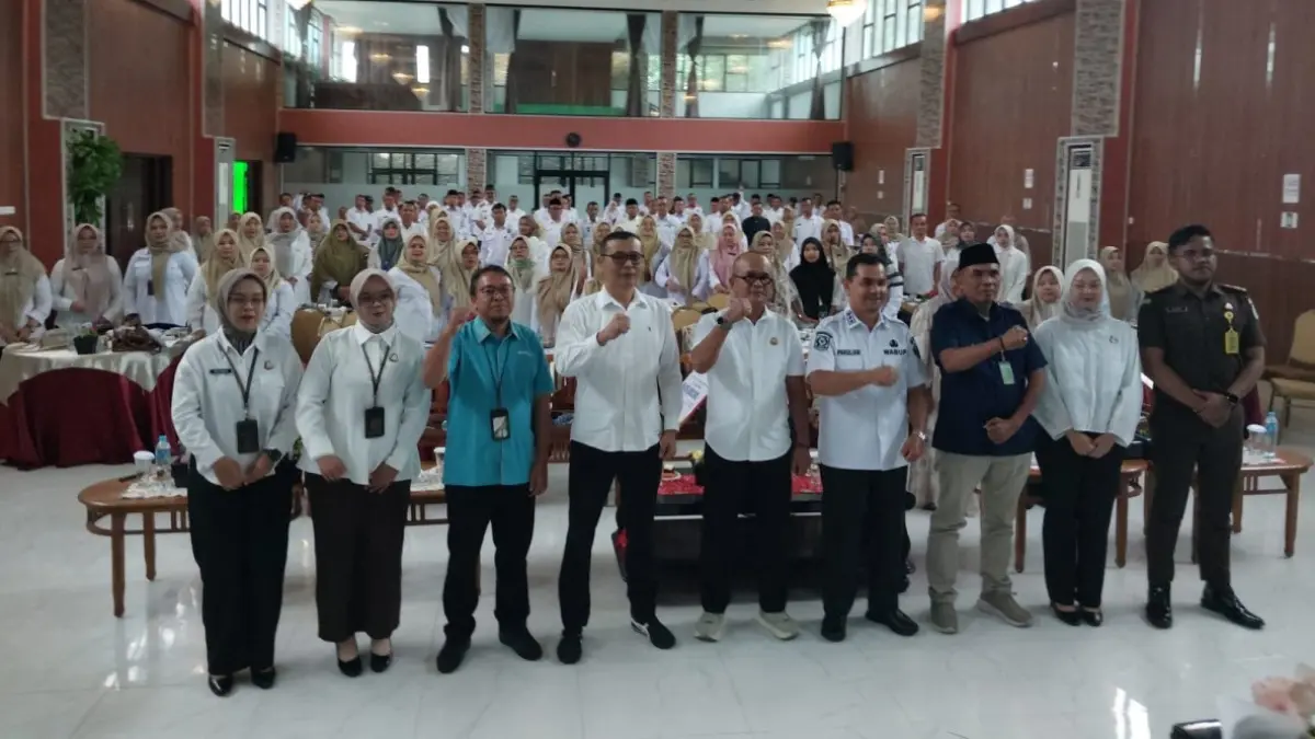 Para peserta foto bersama dalam sosialisasi penguatan program jaminan sosial ketenagakerjaan kepada pemerintahan nagari se-Kabupaten Pasaman di Lubuk Sikaping, Rabu (24/6). (WILIAN/PADEK)