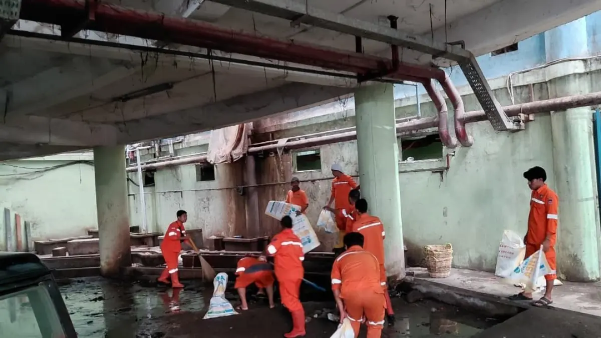 Petugas gabungan membersihkan basement Blok II dan III Pasar Raya Padang dalam program revitalisasi yang dilakukan Pemko Padang.(Foto: Diskominfo)