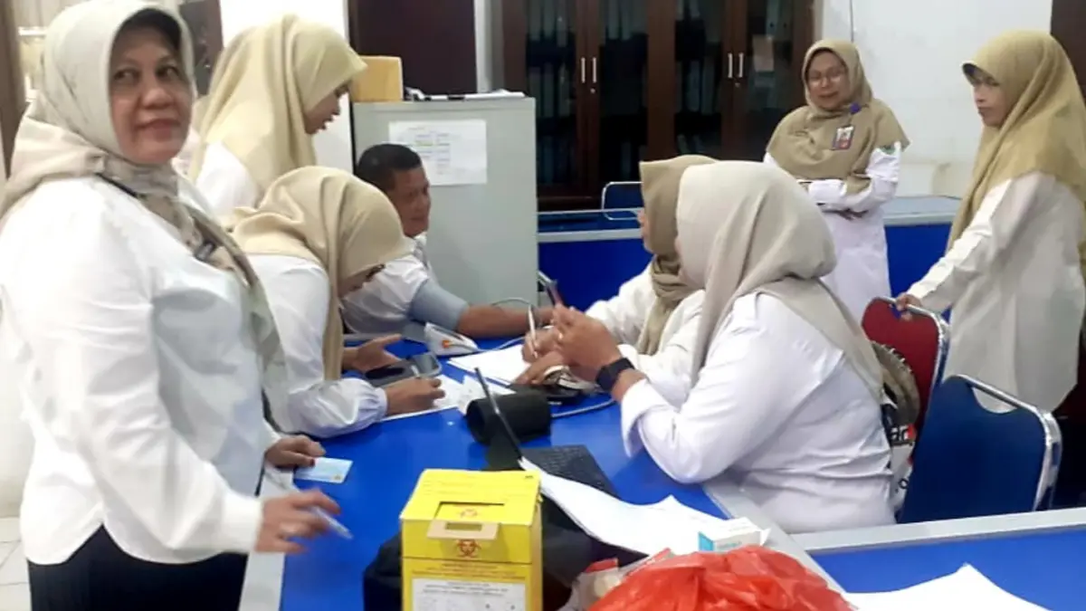 Petugas Puskesmas Lubuk Sikaping sedang Cek Kesehatan Gratis (CKG) dan Skrining kesehatan warga beberapa waktu lalu. (WILIAN/PADEK)