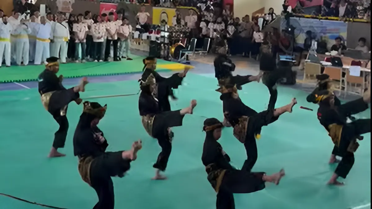 Ratusan pesilat dari delapan daerah mengikuti Kejurnas Pencak Silat Rektor UNP Championship 2026 di Padang untuk membina prestasi dan budaya hingga 28 Juni mendatang.