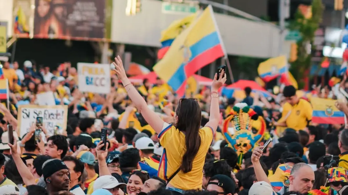 Suporter Ekuador memadati Times Square dengan atribut La Tri jelang laga penentu Piala Dunia 2026 melawan Jerman di Stadion MetLife.(Foto: IG @latriecu)