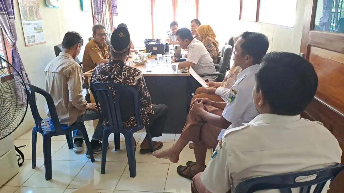 Terlihat Tim II Kecamatan Airpura saat melakukan monev pengelolaan keuangan serta pendayagunaan aset nagari di Nagari Damar Lapan Batang Inderapura Selasa lalu. (DOK KEC AIRPURA)
