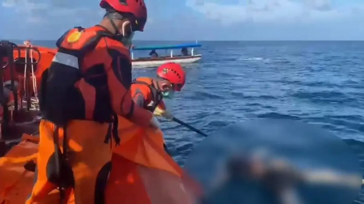 Tim SAR mengevakuasi jenazah nelayan Arabian (50) yang ditemukan meninggal dunia di perairan Pulau Bugei, Kabupaten Kepulauan Mentawai, Jumat (26/6/2026). (Foto: Basarnas Mentawai)