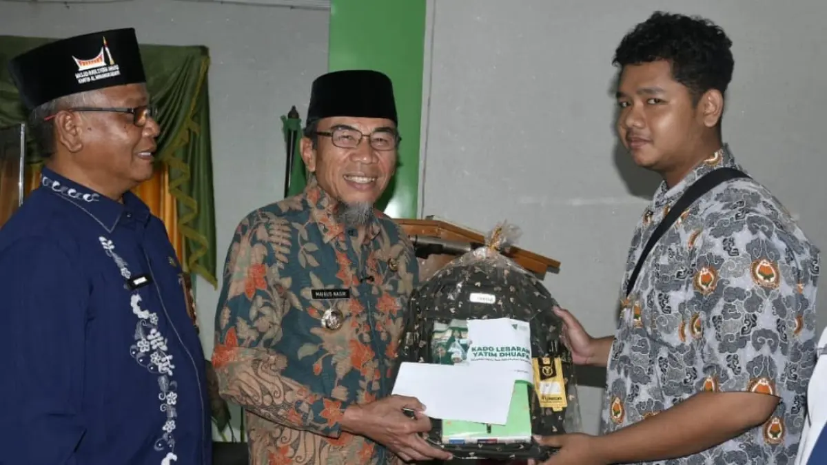 Wakil Wali Kota Padang Maigus Nasir menyerahkan paket Lebaran kepada anak yatim dan penyandang disabilitas di Kemenag Padang.(Foto: Diskominfo)