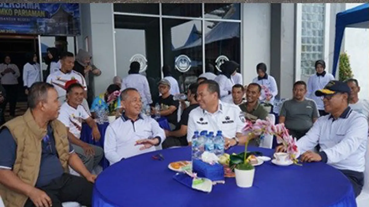 Wali Kota Pariaman Yota Balad berbincang hangat dengan  Komandan Kodaeral II Padang, Laksamana Muda TNI Sarimpunan Tanjung sebelum berolahraga bersama beberapa waktu lalu. 