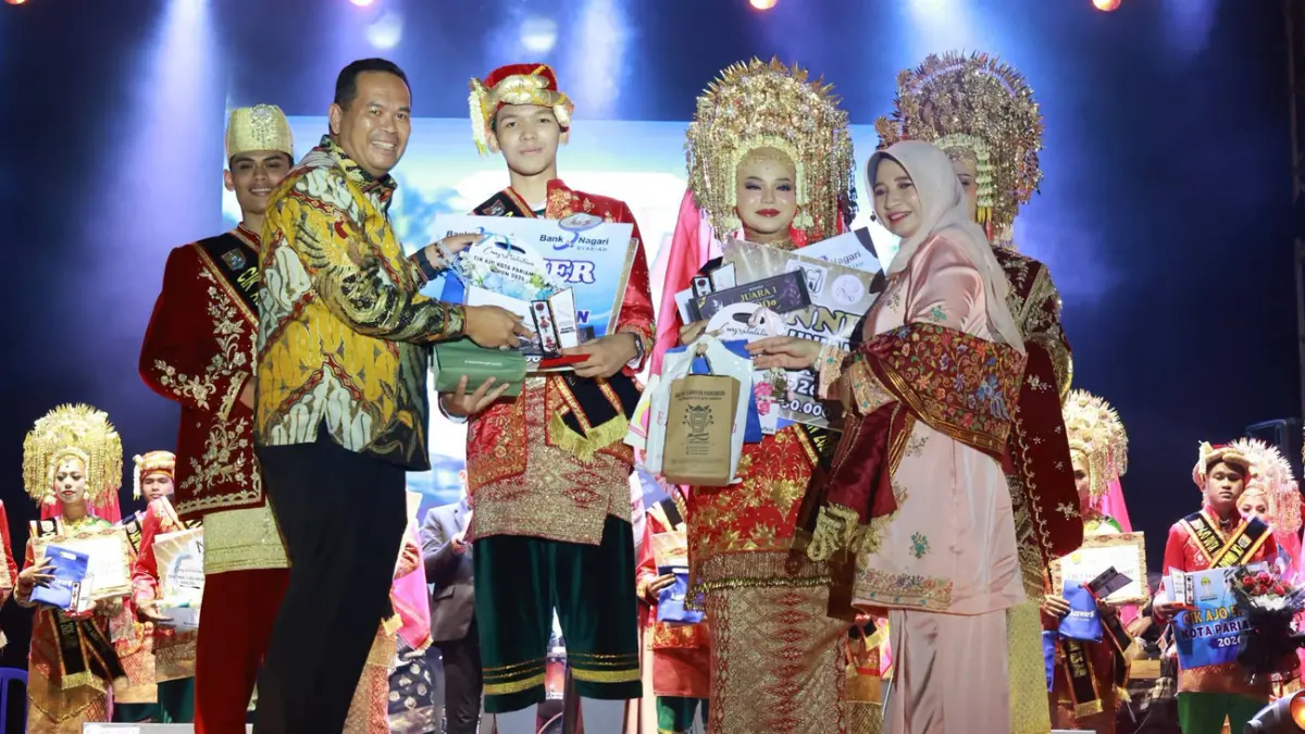 Wali Kota Pariaman Yota Balad membuka Ekraf Fest Bandagala 2026 sekaligus menyerahkan hadiah kepada pemenang Cik Uniang Cik Ajo Kota Pariaman di Muaro Pantai Gandoriah, Kamis malam (25/6/2026).