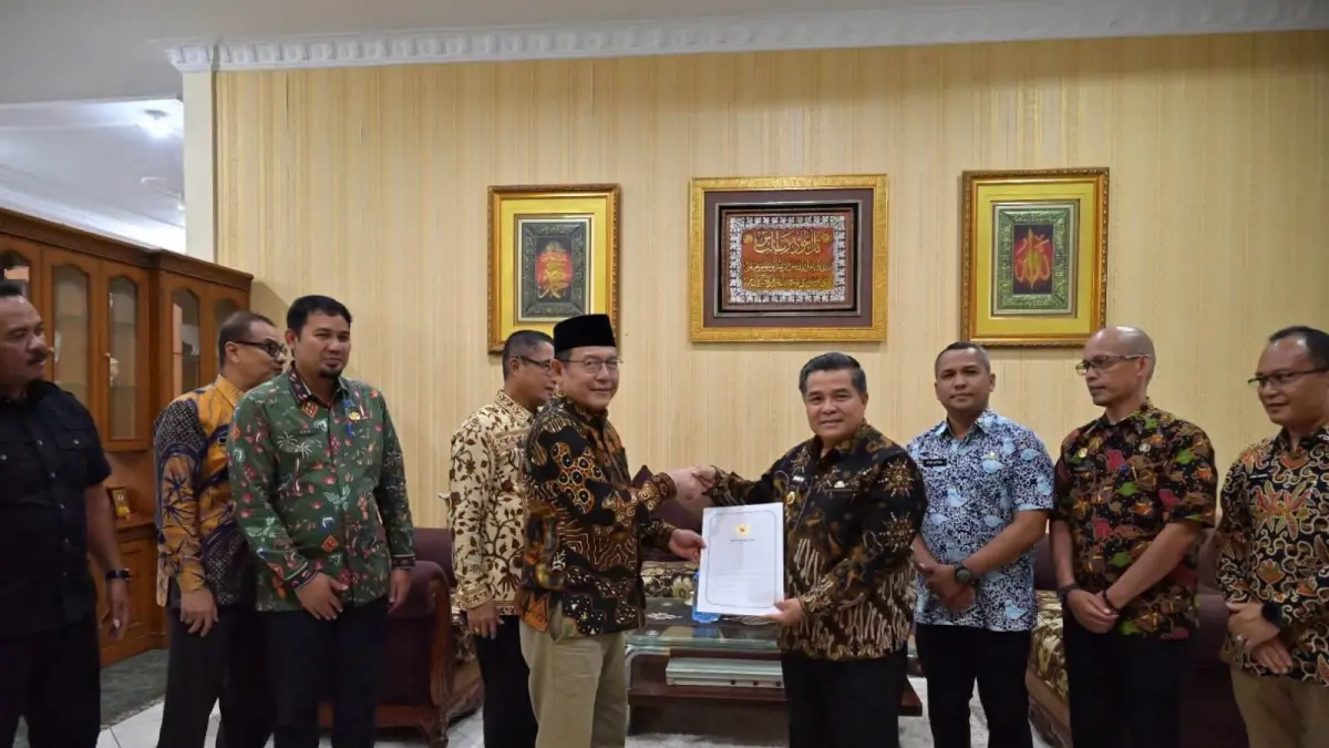 Wali Kota Payakumbuh Zulmaeta menyerahkan bantuan keuangan sebesar Rp1 miliar kepada Bupati Agam Benny Warlis di Rumah Dinas Wali Kota Payakumbuh, Kamis (25/6). (DOK PEMKO PAYAKUMBUH)