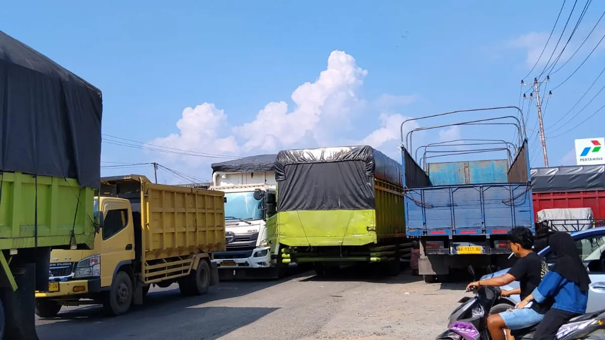 Antrean di SPBU Pulaupunjung, Kabupaten Dharmasraya, mengakibatkan kepadatan kendaraan di depan SPBU tersebut, Jumat (26/6). (ZULFIA ANITA/PADEK)