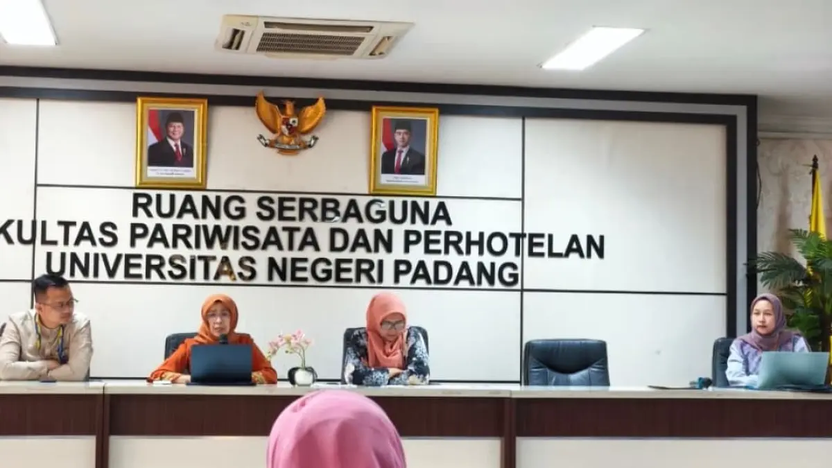 Dekan FPP UNP Prof. Asmar Yulastri memimpin diskusi strategi penguatan IKU 5 melalui optimalisasi program magang mahasiswa bersama mitra industri.(Foto: KKPS)