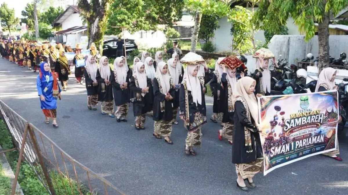 Festival Maantaan Sambareh Tingkat Kota Pariaman 2026 di kawasan Muaro Pantai Gandoriah, Jumat (26/6/2026).