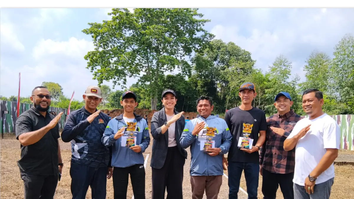 Kapolres Dharmasraya AKBP Kartyana Widyarso Wardoyo Putro bersama Bupati Annisa Suci Ramadhani bersama para juara kejuaraan Motor Cross dalam rangka Hari Bhayangkara ke-80.