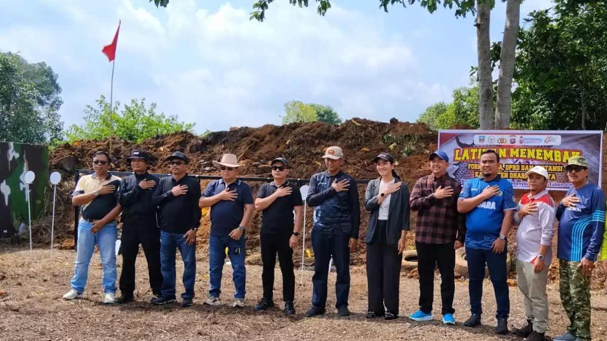 Kapolres Dharmasraya AKBP Kartyana Widyarso Wardoyo Putro bersama Bupati Dharmasraya Annisa Suci Ramadhani dan jajaran Forkopimda mengikuti latihan menembak dalam rangka Hari Bhayangkara ke-80 di Lapangan Tembak Polres Dharmasraya, Sabtu (27/6/2026).