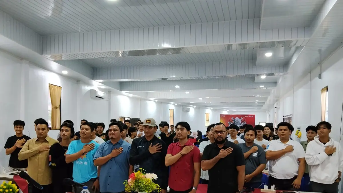 Kapolres Dharmasraya AKBP Kartyana Widyarso Wardoyo Putro, foto bersama peserta turnamen Mobile Legends, usai pembukaan acara. (Zulfia Anita/Padeks)
