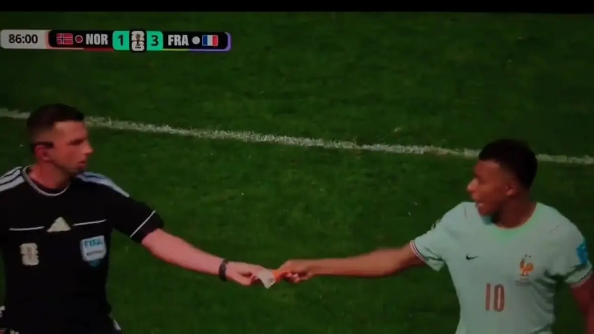 Kylian Mbappe menyerahkan ban kapten kepada wasit Michael Oliver saat diganti ketika Prancis mengalahkan Norwegia di Piala Dunia 2026. (Foto: X)