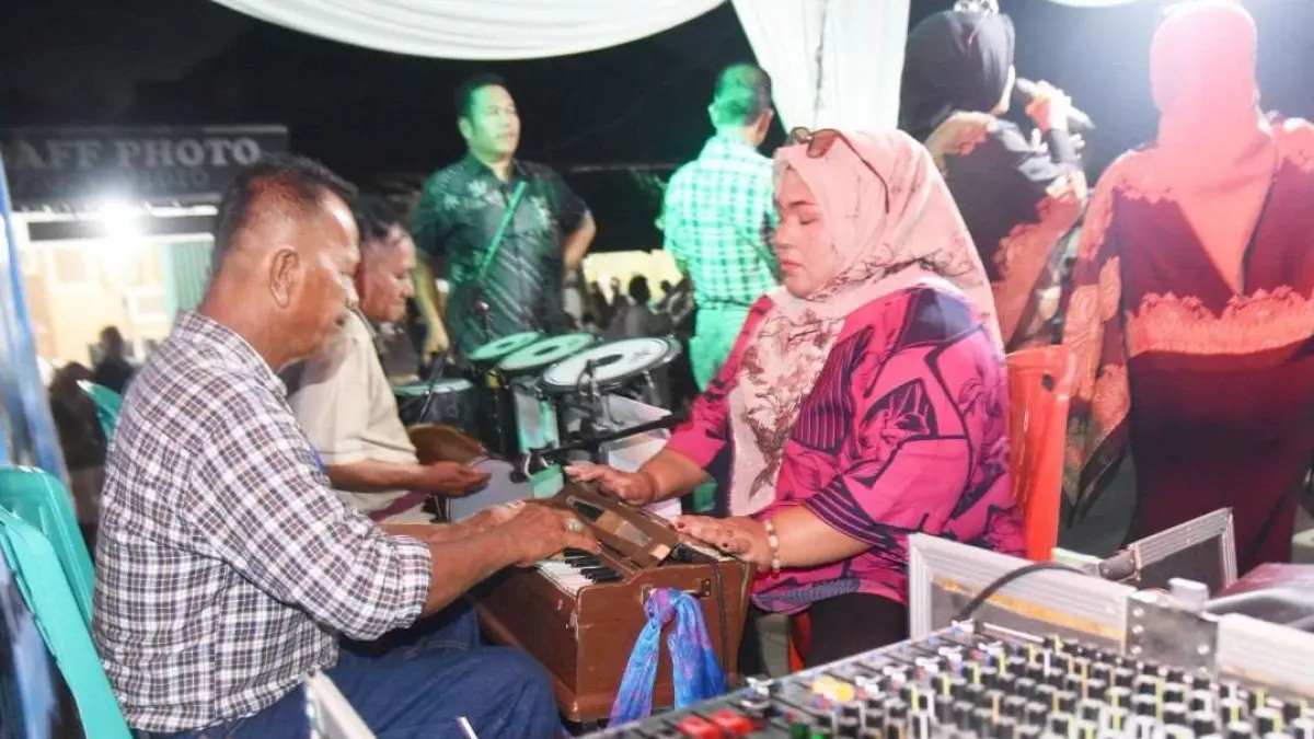 Pertunjukan musik tradisional Katumbak yang digelar Ota Lapau Club (OLC) di kawasan Stasiun Kereta Api Pariaman, Jumat (26/6/2026) malam.