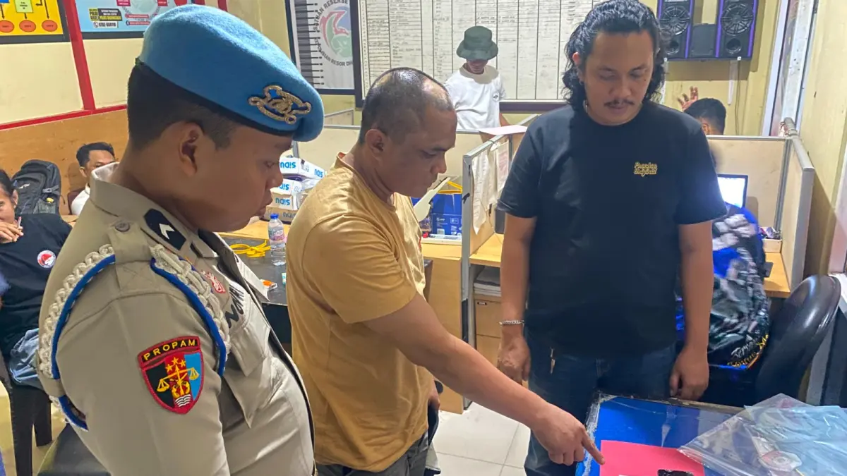 Pria berinisial MLA (39) yang diduga terlibat dalam peredaran narkotika jenis sabu menunjuk barang bukti yang disita polisi.