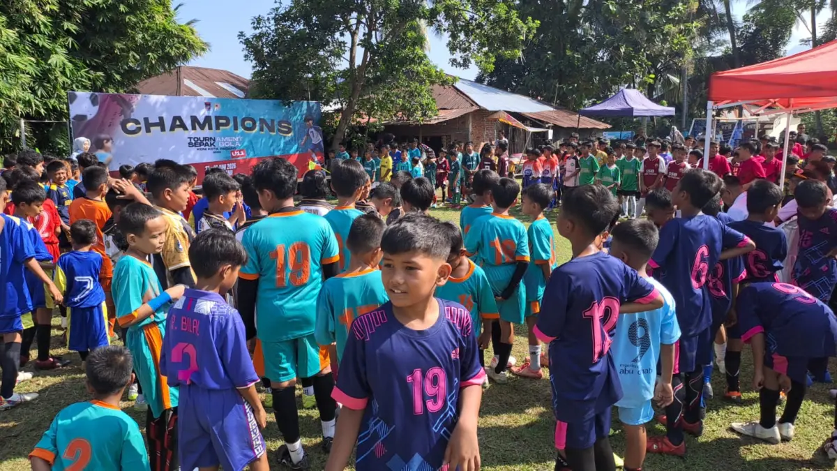 Sebanyak 24 Sekolah Sepakbola (SSB) se-Kota Padang mengikuti Festival Sepakbola U-11 KONI Padang 2026 di Lapangan Kuranji sebagai ajang pembinaan pemain usia dini.