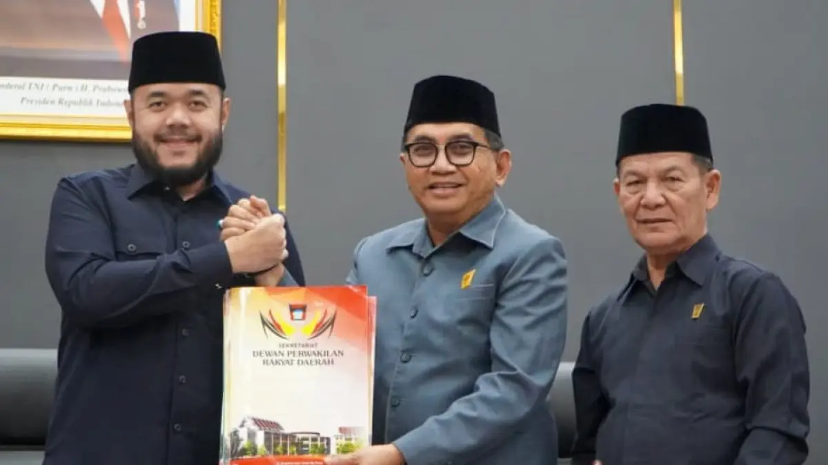 Serah terima dokumen APBD Perubahan Kota Padang 2026 usai ditandatangani Wali Kota Fadly Amran bersama pimpinan DPRD dalam rapat paripurna.(Foto: Diskominfo)
