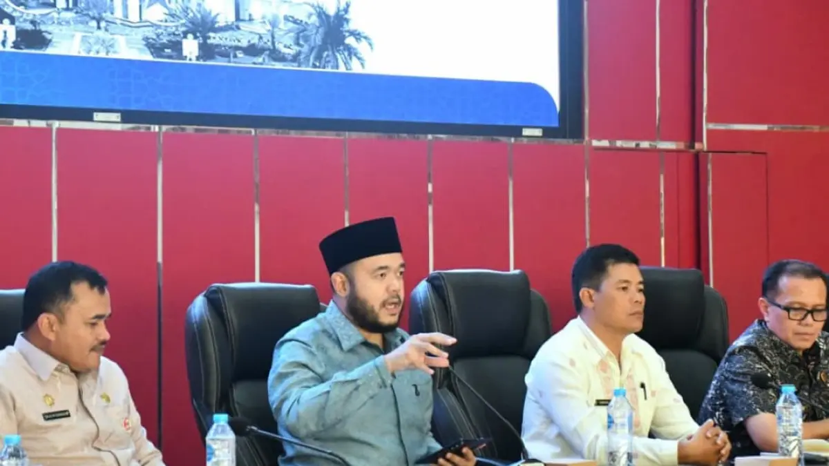 Wali Kota Padang Fadly Amran memimpin rapat penyusunan SOP persuratan tanah dan ahli waris untuk mempercepat pelayanan pertanahan.(Foto: Diskominfo)