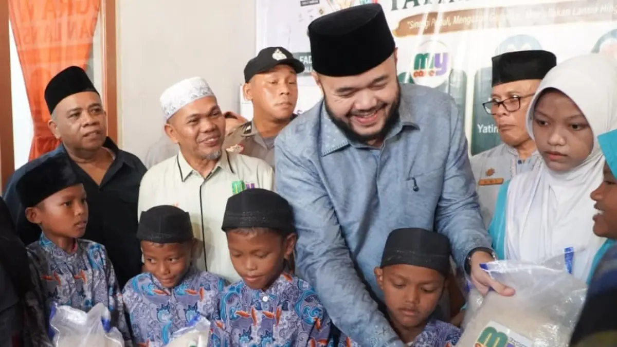 Wali Kota Padang Fadly Amran menyerahkan bantuan beras kepada anak yatim saat mengunjungi Yayasan Berkah Amal Salih di Lubuk Begalung.(Foto: Diskominfo)